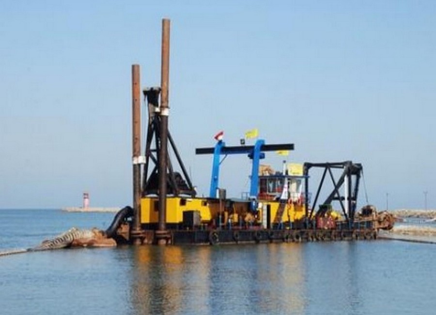 شقة 4 غرف على شارع تجاري